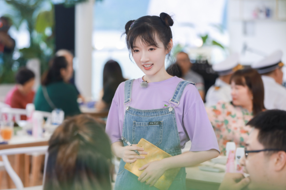 为啥芒果台这么捧李浩菲当她在节目中说出和电视台的关系张亮都变恭敬