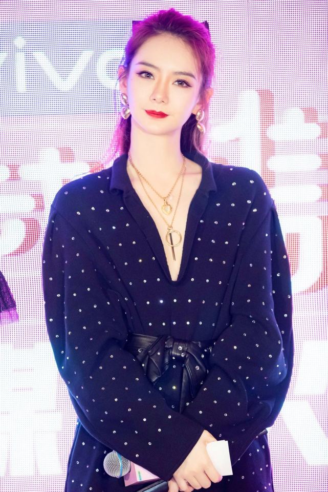 戚薇穿蓝色调连衣裙略有网红风特显身材