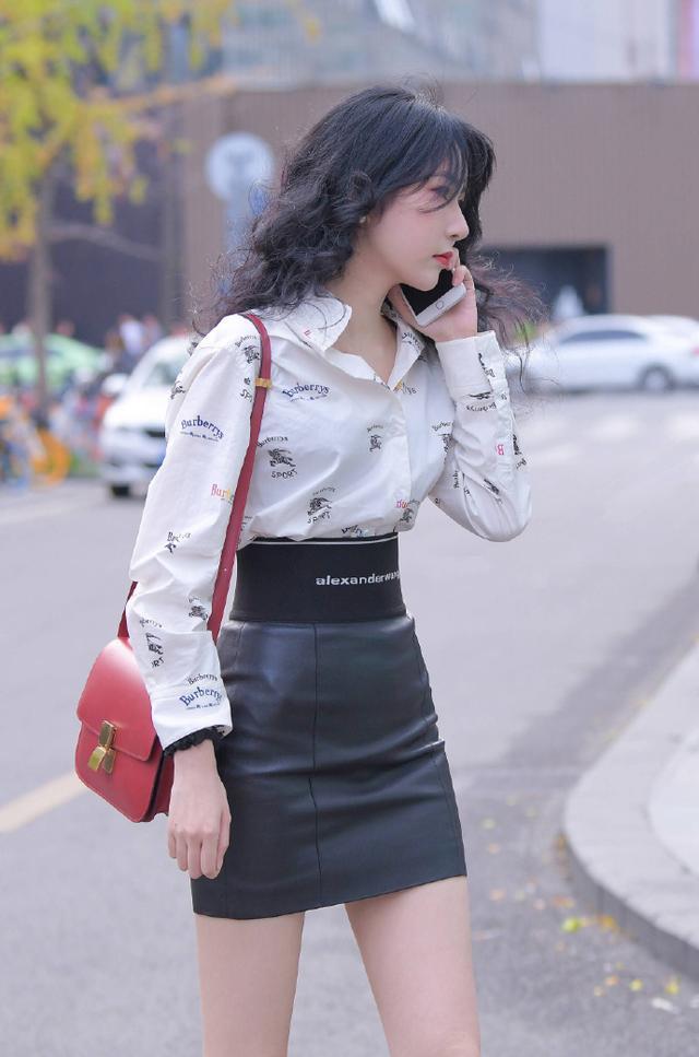 "皮裤"和"皮裙"差距在哪里?看到妹子的穿搭,一下子就明白了