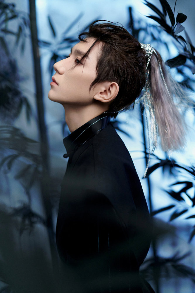 王源|王源新封面来袭，首次尝试战损妆，剪露眉短发，展现成熟魅力