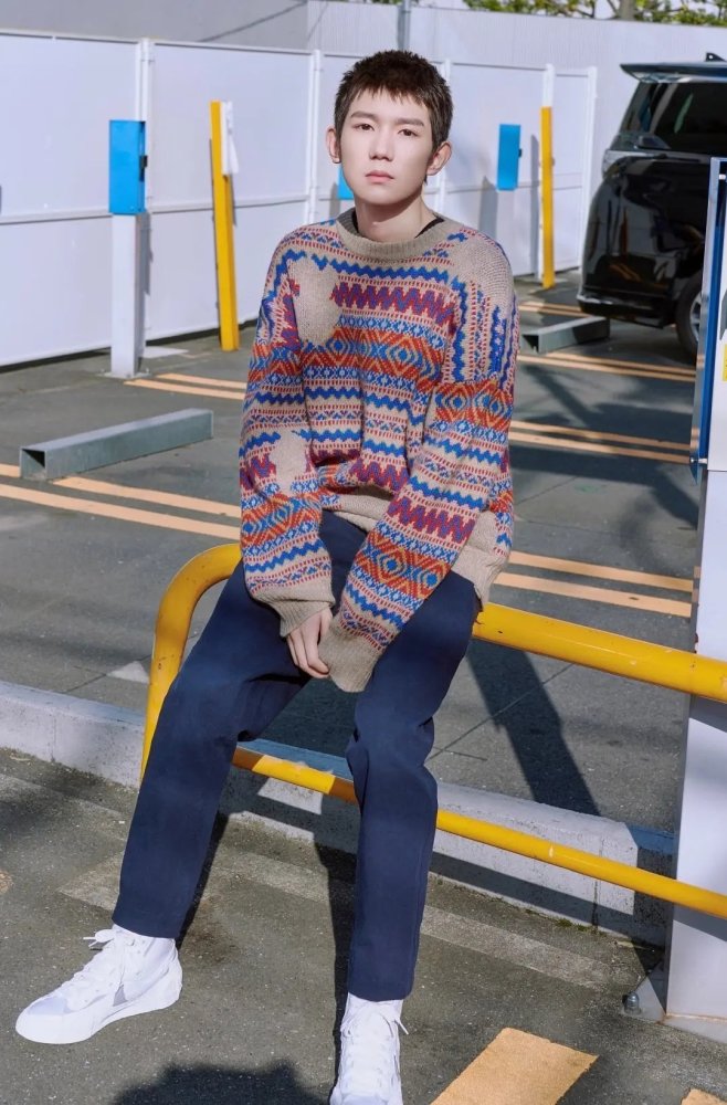 王源|王源新封面来袭，首次尝试战损妆，剪露眉短发，展现成熟魅力