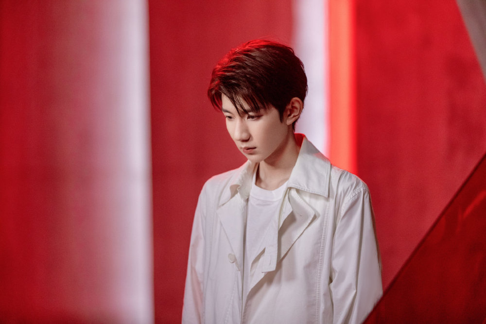 王源|王源新封面来袭，首次尝试战损妆，剪露眉短发，展现成熟魅力