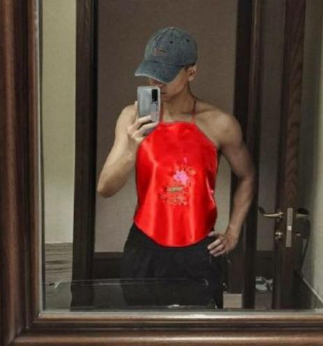 李现晒腹肌花样打码?不如来看看那些"大肚便便"的型男们吧