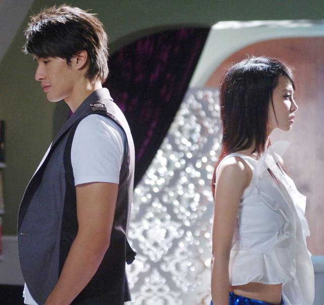 许茹芸吴青峰为蔡依林庆40岁生日同框合影蔡依林捂脸特可爱