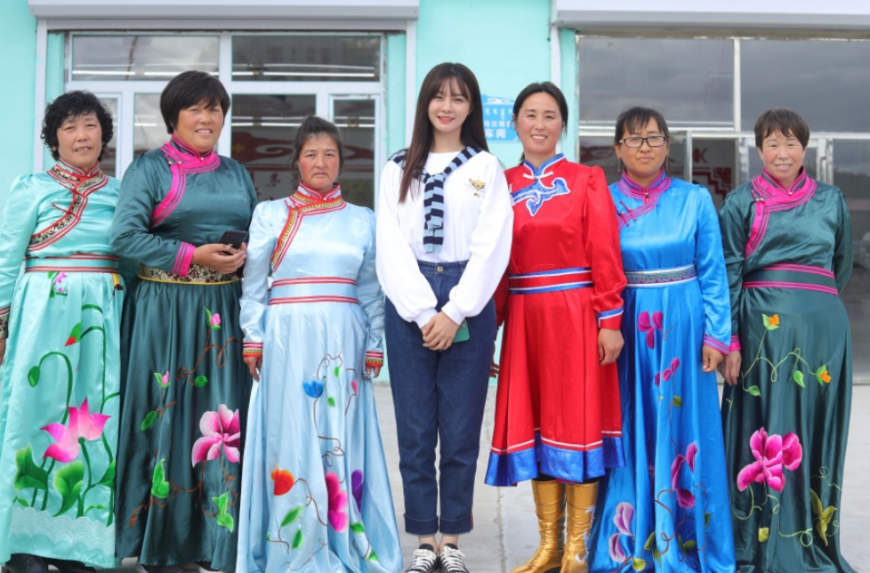 沈梦辰|王思聪点赞张小龙，工作人员晒合照，沈梦辰好无辜