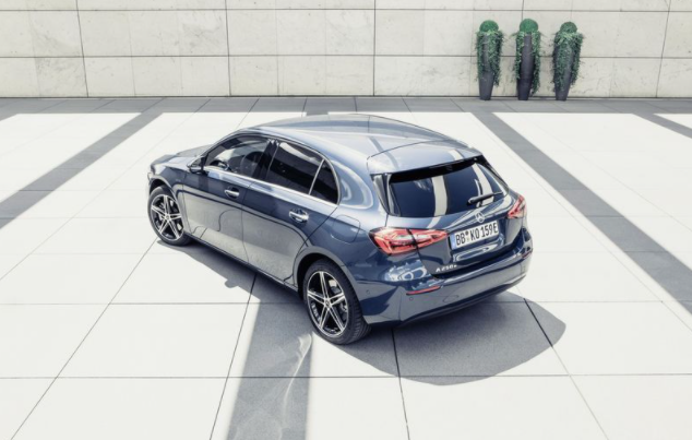 奔驰全新a250e插混版车型正式推出,海外起售价63400澳元,1.