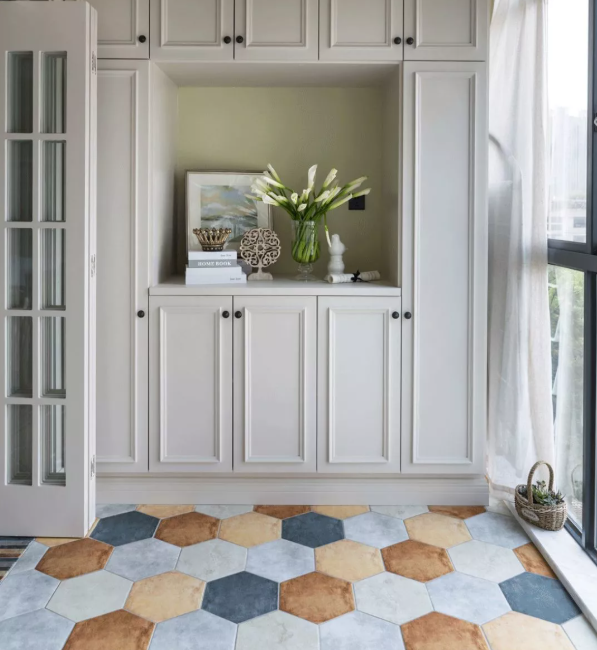 拼色砖,讲究色彩的搭配,不要超过两种颜色,太多会显得花里胡哨.