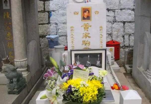 乔任梁黄家驹墓地现状:宛若仙境鲜花摆放名人拜访,唯独他17年了还没