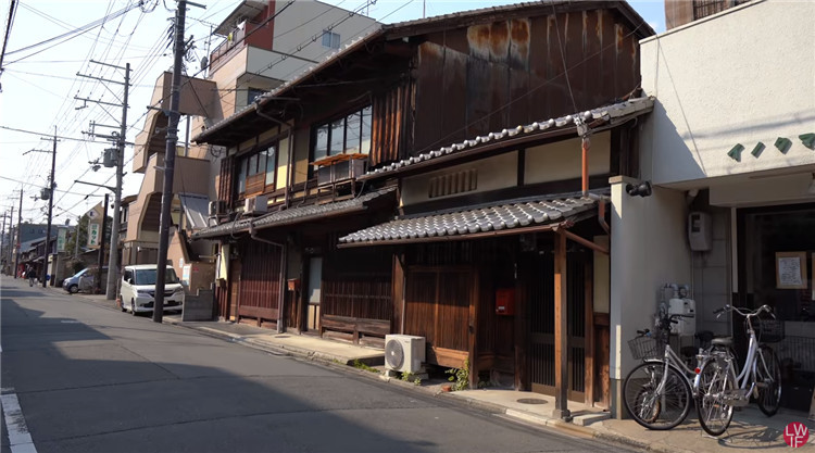 日本的传统民居,原来是排屋?连根钉子都没有,墙面还是稻草做的