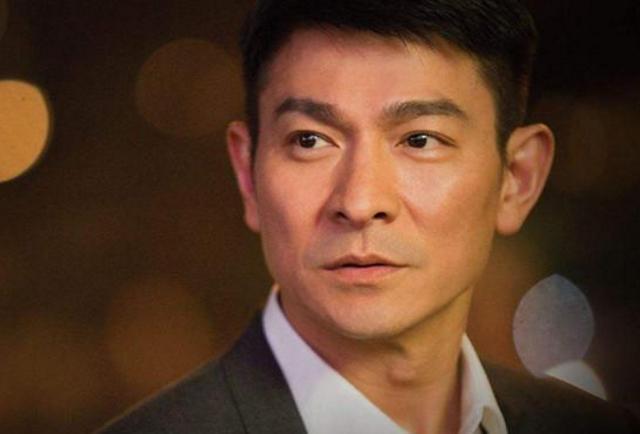 刘德华|刘德华女儿近照颜值爆表，遗传了爸妈的优越基因，一家三口美如画