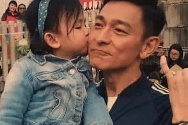 刘德华|刘德华女儿近照颜值爆表，遗传了爸妈的优越基因，一家三口美如画