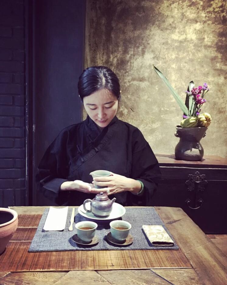 杜星霖|张纪中承认再婚后，小31岁娇妻杜星霖发文：从容沉静，优雅美丽