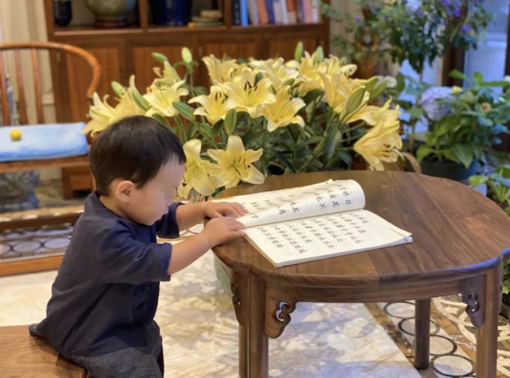 杜星霖|张纪中承认再婚后，小31岁娇妻杜星霖发文：从容沉静，优雅美丽