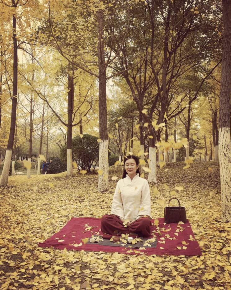 杜星霖|张纪中承认再婚后，小31岁娇妻杜星霖发文：从容沉静，优雅美丽