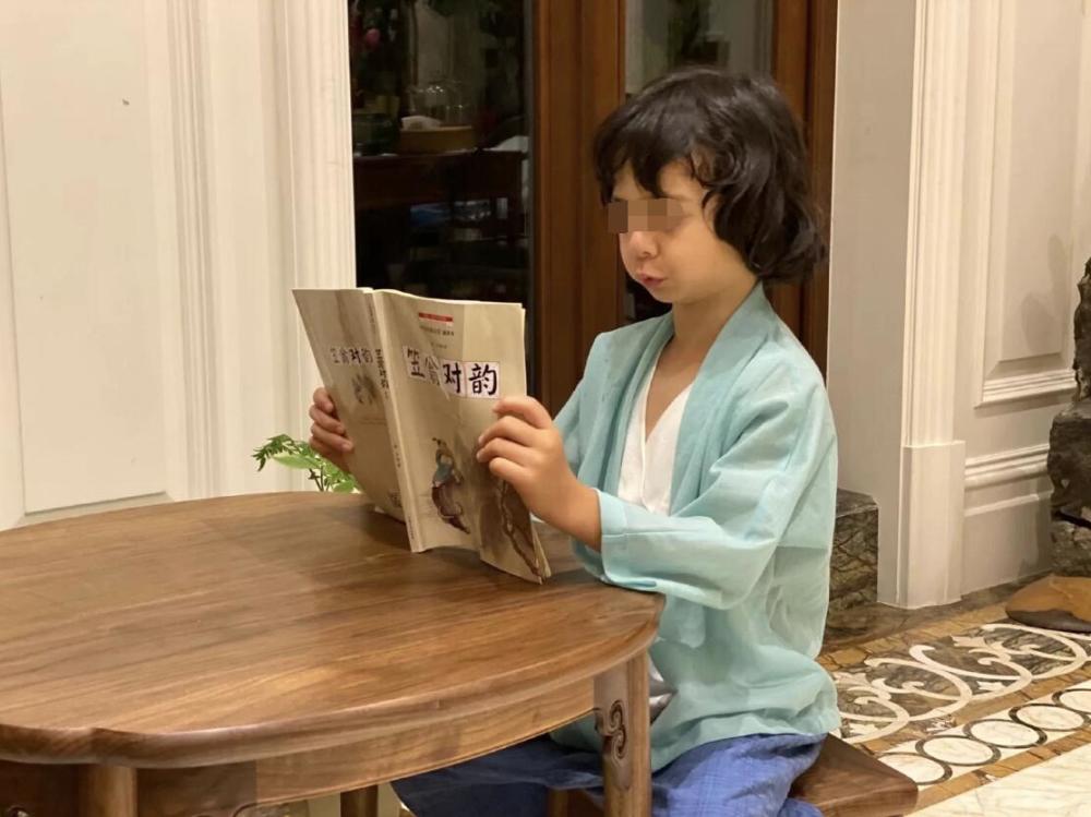 杜星霖|张纪中承认再婚后，小31岁娇妻杜星霖发文：从容沉静，优雅美丽