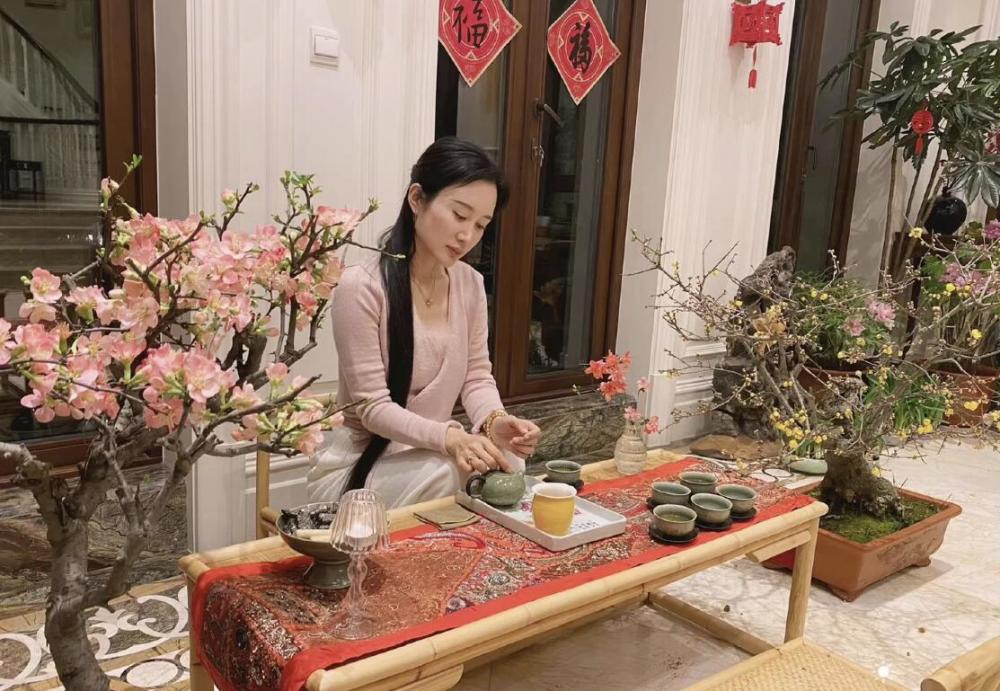 杜星霖|张纪中承认再婚后，小31岁娇妻杜星霖发文：从容沉静，优雅美丽