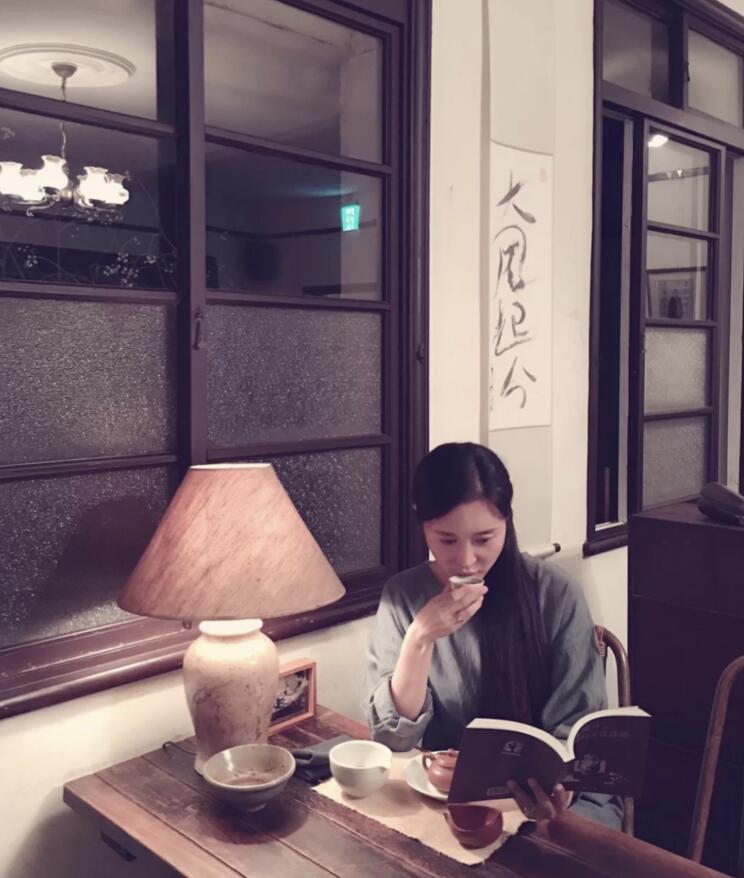 杜星霖|张纪中承认再婚后，小31岁娇妻杜星霖发文：从容沉静，优雅美丽