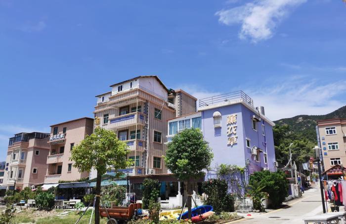 西涌住宿的地方主要集中在靠近海边鹤薮村,村中全部都是民宿和吃饭的