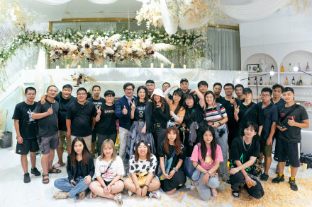 李湘|李湘与王岳伦秀恩爱，戴12年定情手镯亲密搂肩，力证感情未变