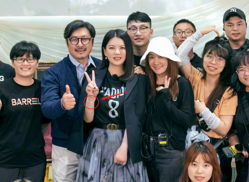 李湘|李湘与王岳伦秀恩爱，戴12年定情手镯亲密搂肩，力证感情未变