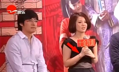 李湘|李湘与王岳伦秀恩爱，戴12年定情手镯亲密搂肩，力证感情未变