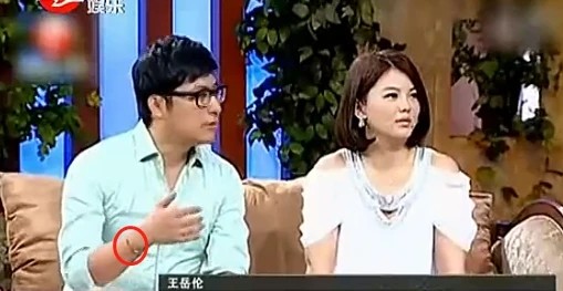 李湘|李湘与王岳伦秀恩爱，戴12年定情手镯亲密搂肩，力证感情未变