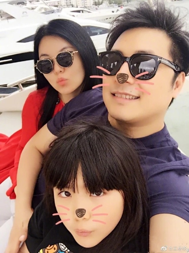 李湘|李湘与王岳伦秀恩爱，戴12年定情手镯亲密搂肩，力证感情未变