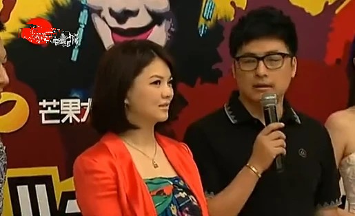 李湘|李湘与王岳伦秀恩爱，戴12年定情手镯亲密搂肩，力证感情未变