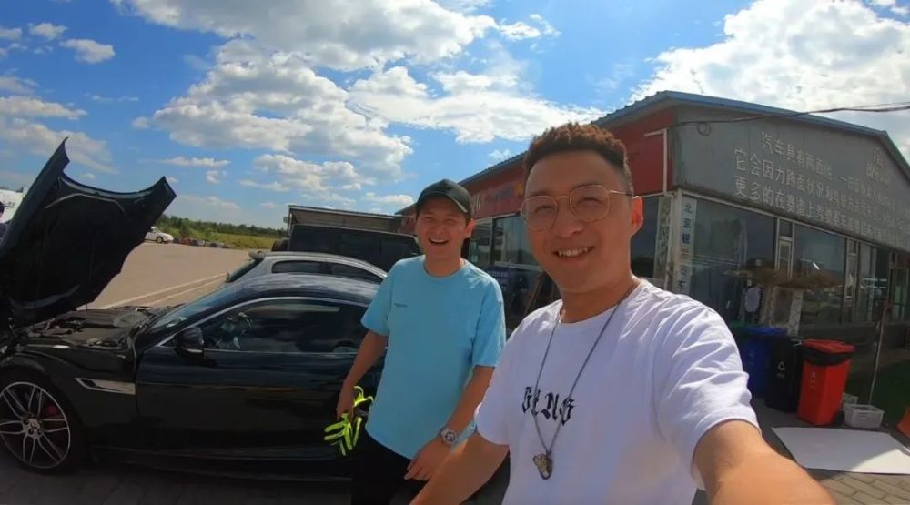 雷克萨斯lc|开120多万的雷克萨斯LC刷赛道，晚上坐加价80万LM逛北京