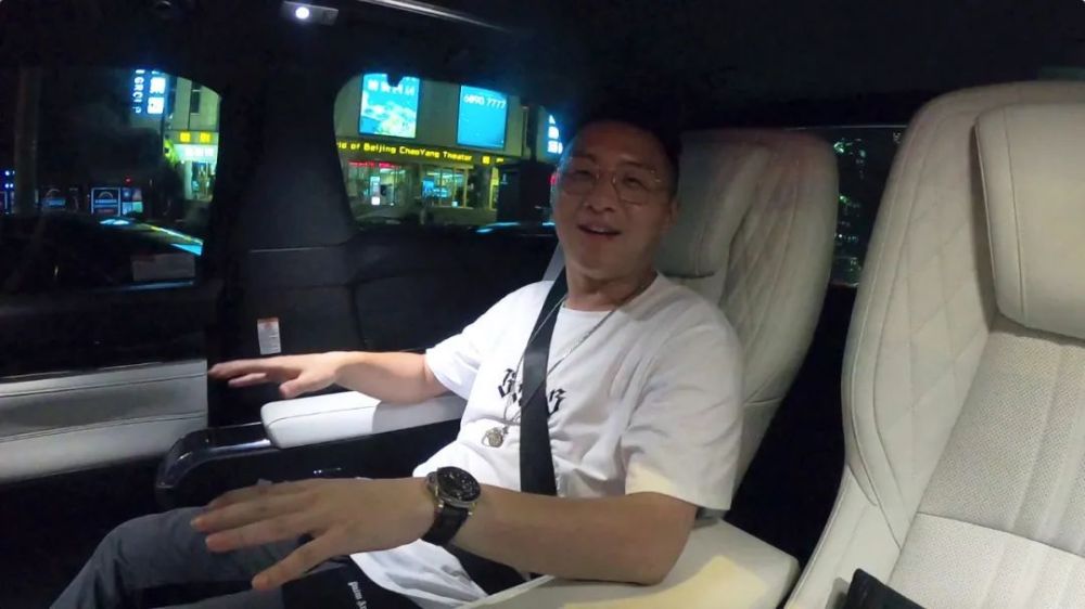雷克萨斯lc|开120多万的雷克萨斯LC刷赛道，晚上坐加价80万LM逛北京