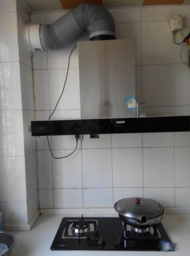 装油烟机真不容易,遇到燃气表,还得s弯走位,拐弯越多阻力越大