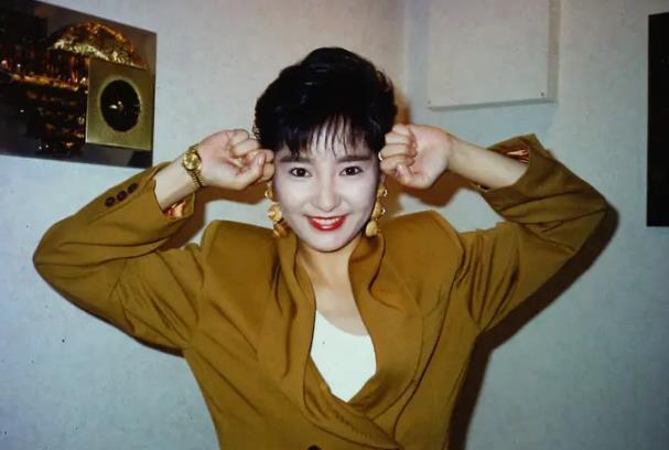 她为情痴迷被人欺骗未婚便生下一儿一女后本色出演李莫愁一角