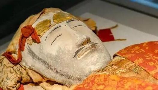 新疆古墓出土"美男干尸",身份成谜,展览时游客为何不敢靠近