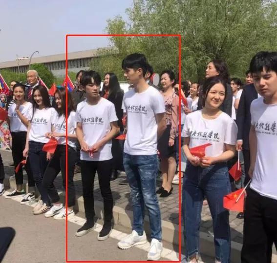 易烊千玺|易烊千玺出席活动意外暴露真实身高，与1米68高的汽车高度平行