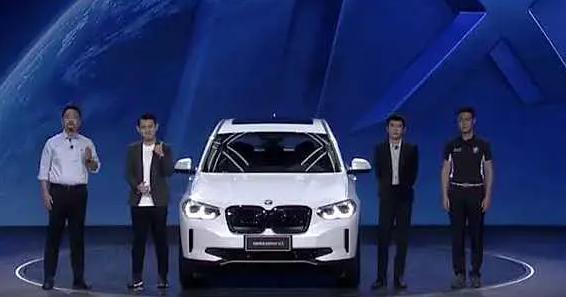 易烊千玺|易烊千玺出席活动意外暴露真实身高，与1米68高的汽车高度平行