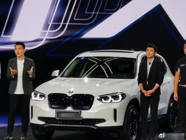 易烊千玺|易烊千玺出席活动意外暴露真实身高，与1米68高的汽车高度平行