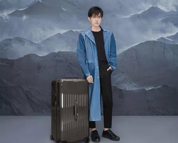 易烊千玺|易烊千玺出席活动意外暴露真实身高，与1米68高的汽车高度平行