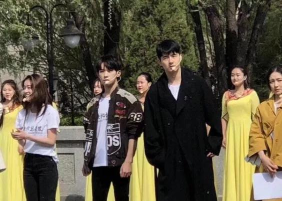 易烊千玺|易烊千玺出席活动意外暴露真实身高，与1米68高的汽车高度平行