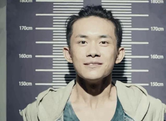 易烊千玺|易烊千玺出席活动意外暴露真实身高，与1米68高的汽车高度平行