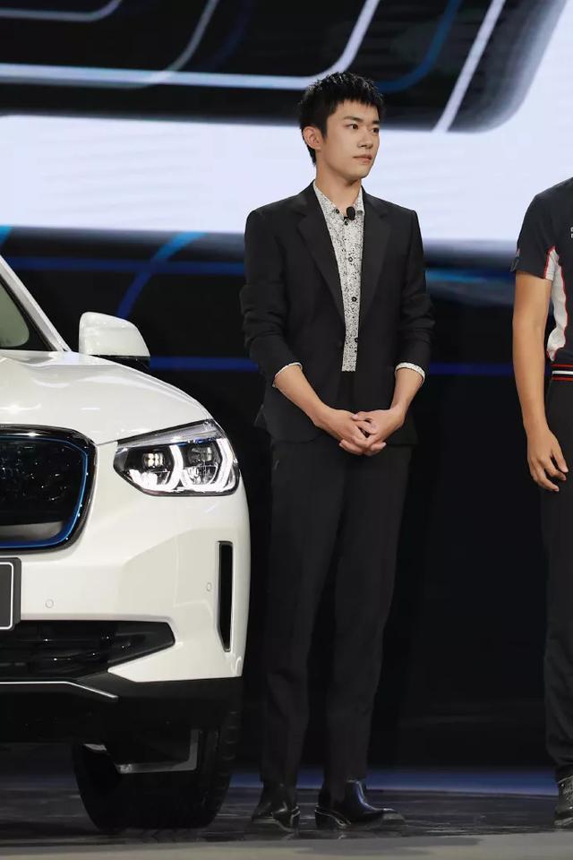 易烊千玺|易烊千玺出席活动意外暴露真实身高，与1米68高的汽车高度平行