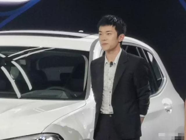 易烊千玺|易烊千玺出席活动意外暴露真实身高，与1米68高的汽车高度平行