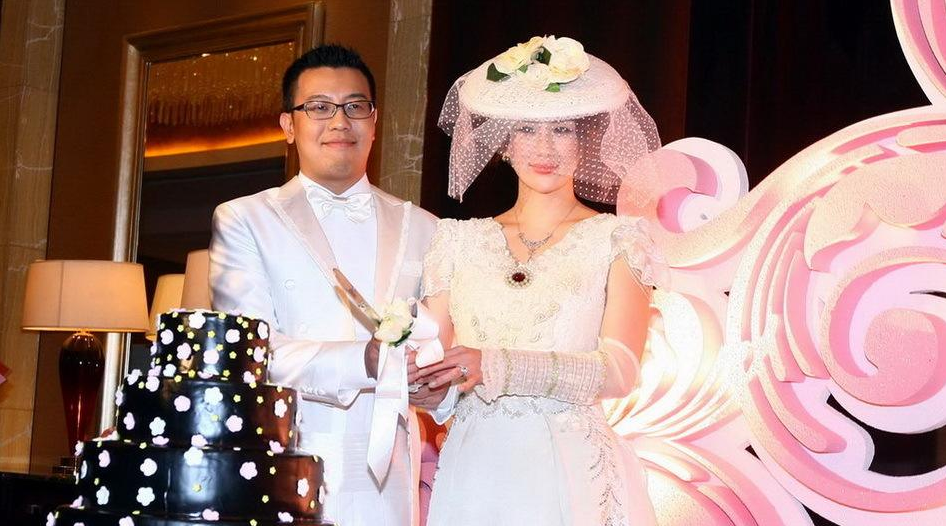 晶女郎|“晶女郎”孟瑶宣布与富豪离婚：2019年离婚，并共同抚养儿子