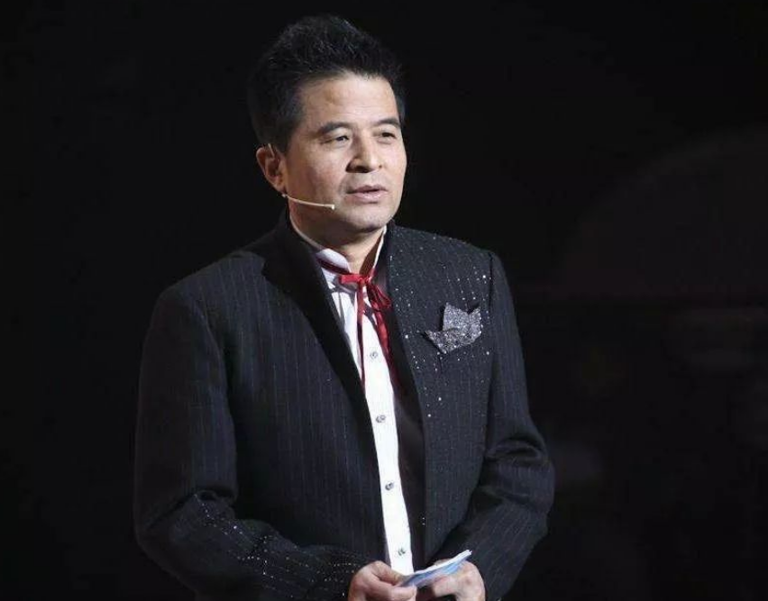 毕福剑|毕福剑61岁当了网红，与美女对唱情歌不被尊重，撑到最后甩手发怒