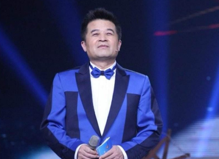 毕福剑|毕福剑61岁当了网红，与美女对唱情歌不被尊重，撑到最后甩手发怒