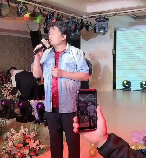 毕福剑|毕福剑61岁当了网红，与美女对唱情歌不被尊重，撑到最后甩手发怒