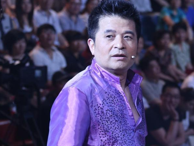 毕福剑|毕福剑61岁当了网红，与美女对唱情歌不被尊重，撑到最后甩手发怒