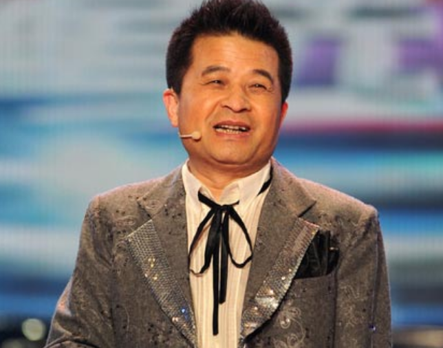 毕福剑|毕福剑61岁当了网红，与美女对唱情歌不被尊重，撑到最后甩手发怒