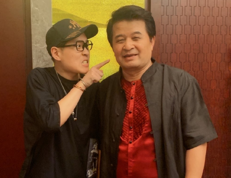 毕福剑|毕福剑61岁当了网红，与美女对唱情歌不被尊重，撑到最后甩手发怒