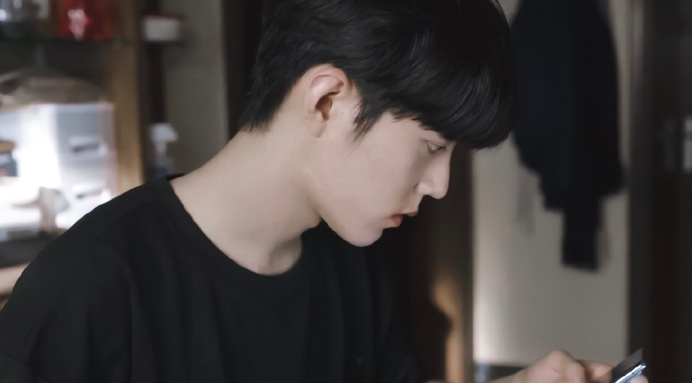 最美逆行者|肖战外表少年灵气未变，更博发存货无意中“剧透”，用代言产品拍剧太称职