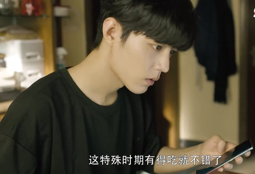 最美逆行者|肖战外表少年灵气未变，更博发存货无意中“剧透”，用代言产品拍剧太称职